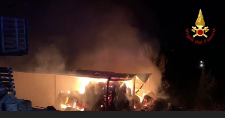 Incendio, fuoco, fiamme, rotoballe di fieno, vigili del fuoco