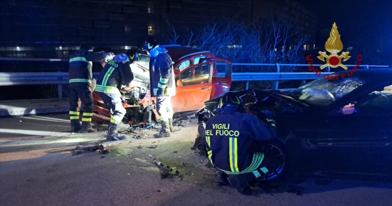 Incidente, scontro, auto, feriti, ospedale
