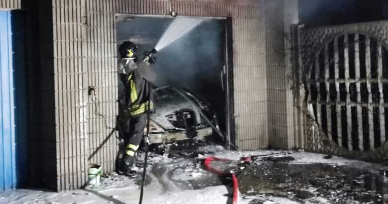 fuoco, auto, garage, incendio, proprietario, ospedale, codice rosso