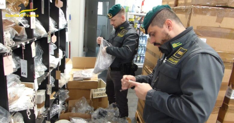 Merce contraffatta, sequestrati, prodotti, Guardia di Finanza