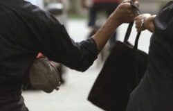 Furto con strappo, borsa, donna,