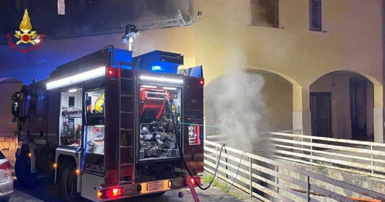 Incendio, palazzina, pompieri, intossicati, ospedale