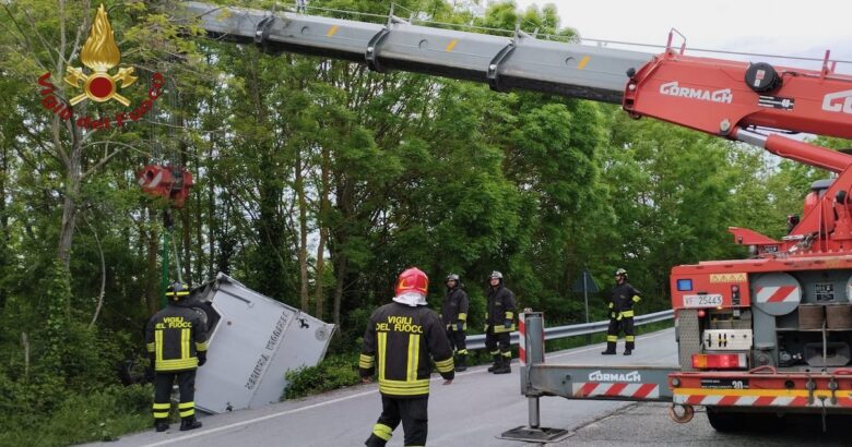 Rimorchio, fuori strada, feriti, cavalli, vigili del fuoco