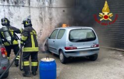 Auto in fiamme, Vigili del fuoco