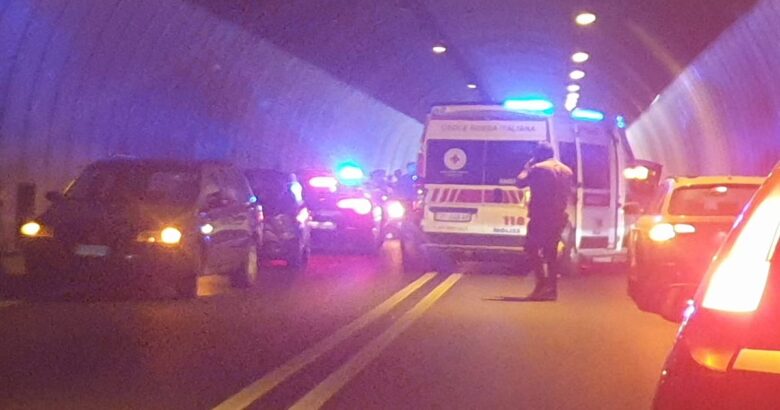 incidente stradale, galleria, feriti, ospedale, strada bloccata
