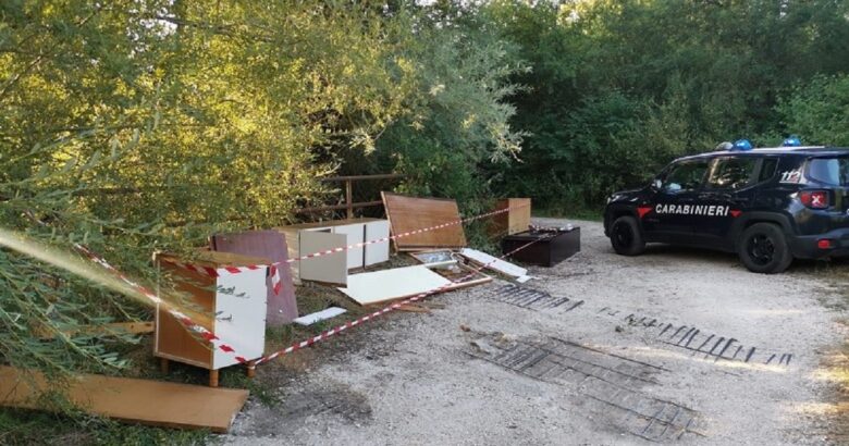 Mobili vecchi, abbandonati, “svuota cantine”