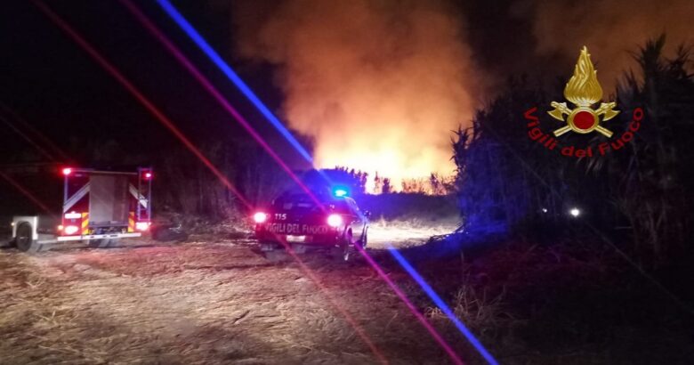 Incendio, sterpaglie, abitazioni, Vigili del fuoco