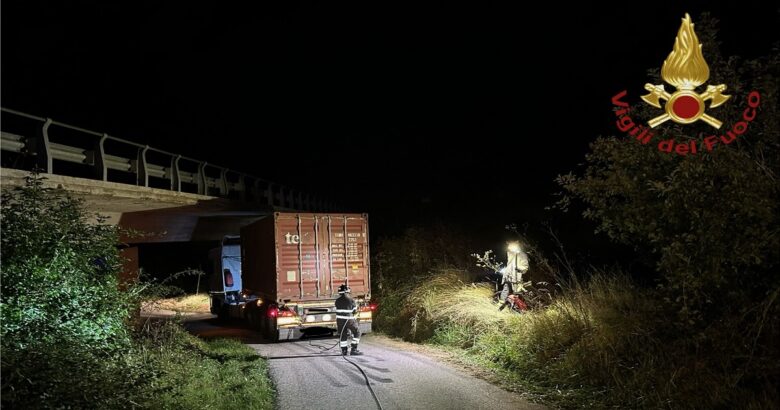 Tir, incastrato, cavalcavia, Vigili del Fuoco