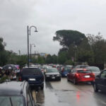 VENAFRO - Via Maiella, auto in doppia fila e sui marciapiedi: l’uscita dal "Giordano" è un caos