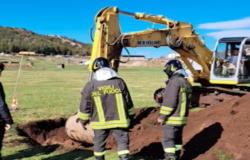 cavallo-cade-inghiottitoio-vigili-del-fuoco