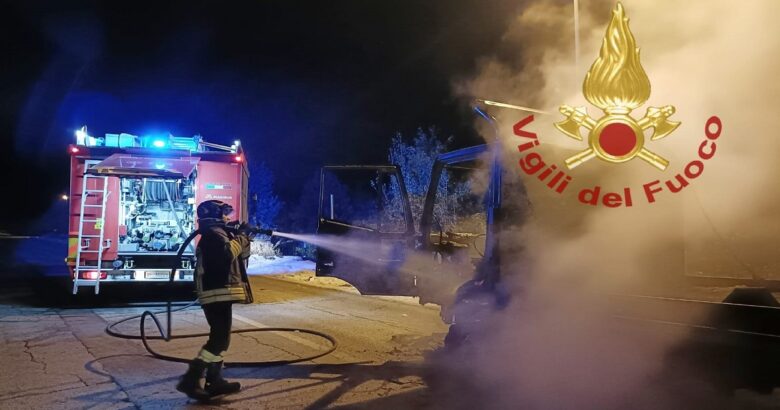 Camion, fiamme, provinciale, salvo, autista