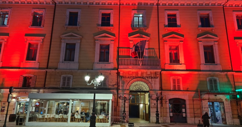 Campobasso, le sedi delle Istituzioni si illuminano di rosso per ricordare le donne vittime di violenza