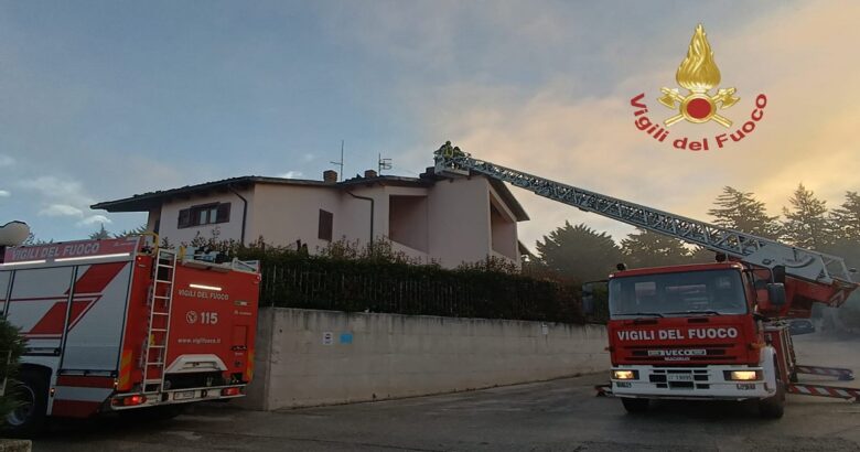 Fiamme, canna fumaria, fuoco, tetto, villetta