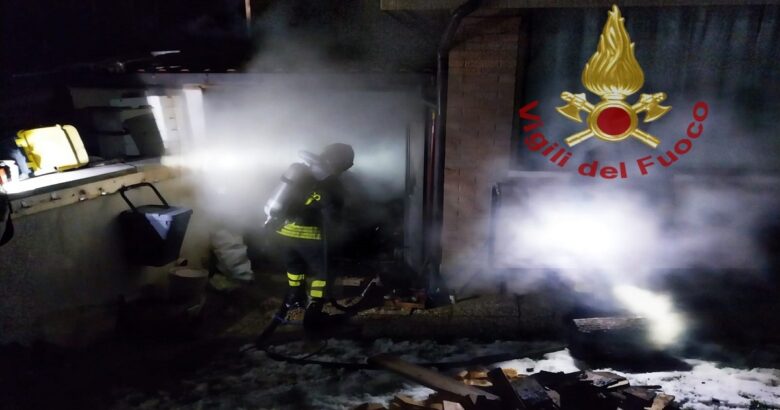 Incendio, alba, legnaia, fuoco, persona intossicata, fumo