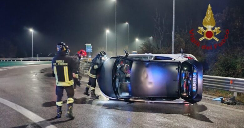 Incidente, notte, auto ribaltata, Statale