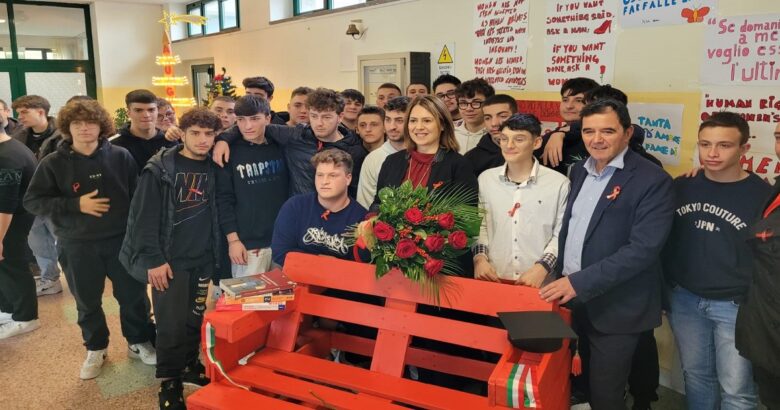 Violenza sulle donne, panchina rossa, studenti, Ipia Montini