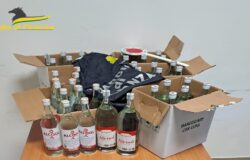 Guardia di Finanza, sequestro, bottiglie, alcolici, contrabbando