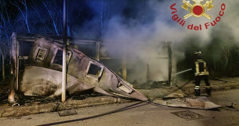 Incendio, fuoco, fiamme, isola ecologica