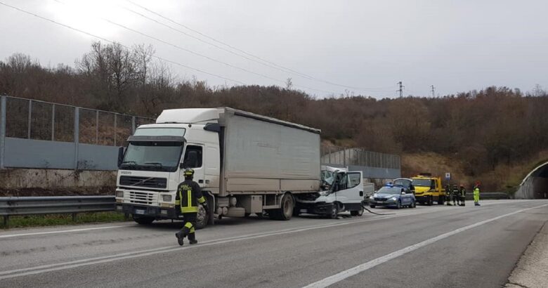 Incidente, Trignina, tamponamento, camion, furgone, ferito, conducente
