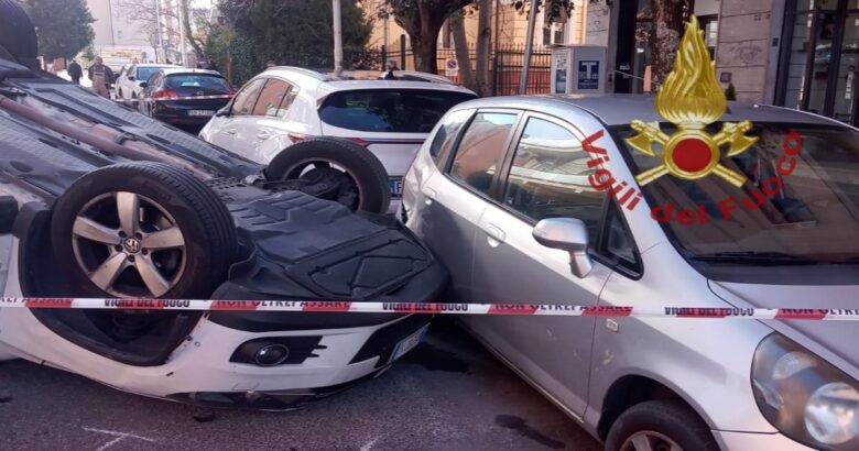 auto-ribaltata-centro-conducente-deceduto
