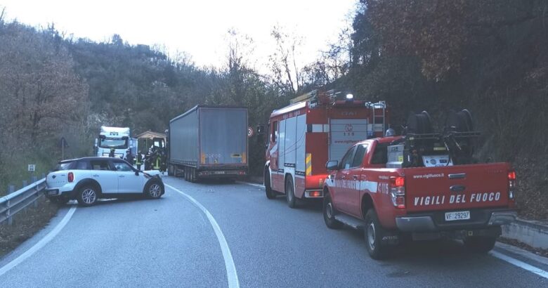 incidente scontro frontale auto tir feriti