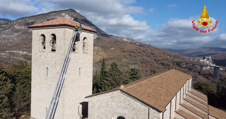 tegole, vento, Vigili del fuoco, campanile, Abbazia, San Vincenzo al Volturno