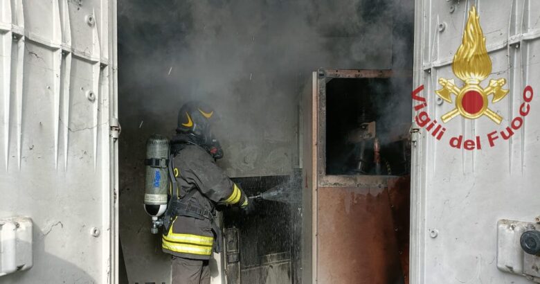 Cabina elettrica, fiamme, Vigili del fuoco