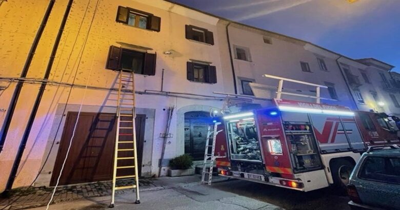 Incendio, casa, abitanti, balcone, tetto