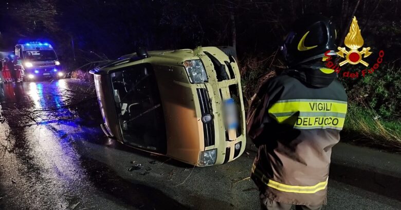 Incidente, auto, ribalta, giovani