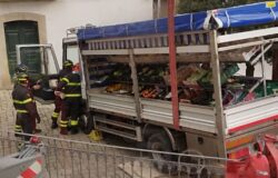 Cede, pavimentazione stradale, camioncino, incastrato