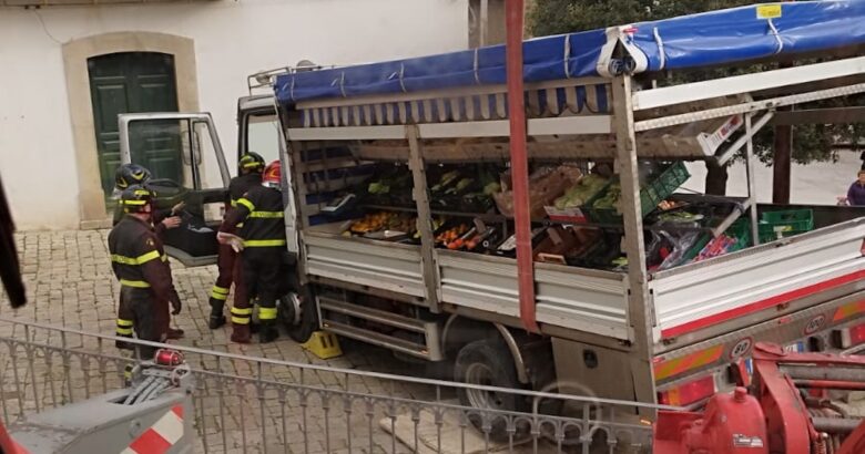 Cede, pavimentazione stradale, camioncino, incastrato