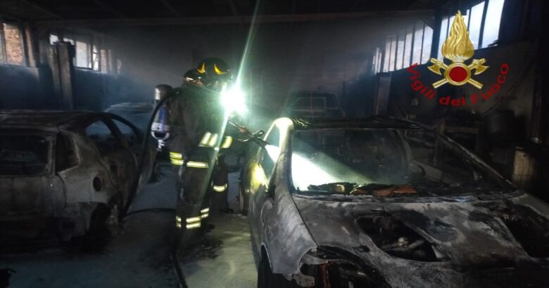 Incendio, capannone, fiamme, danni ingenti