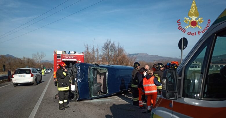 Incidente stradale, scontro, auto, furgone, feriti, ospedale