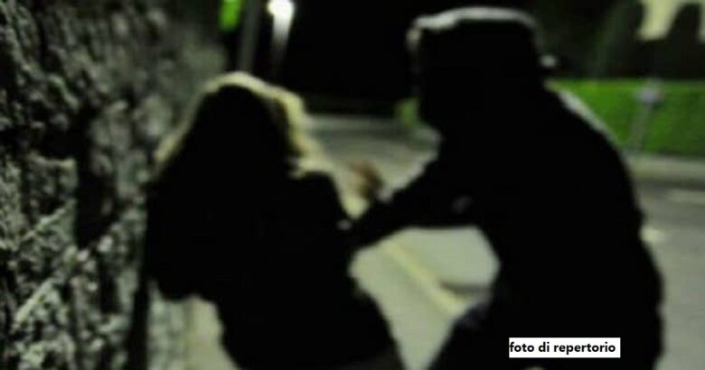 Perseguita una donna, la minaccia e l'aggredisce