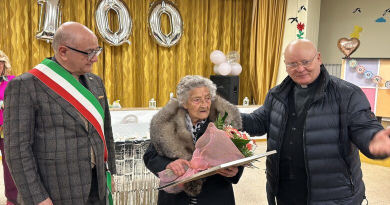 TERMOLI - Grande festa ieri sera alla Parrocchia di Gesù Crocifisso a Termoli per i cento anni di Dalia Trivelli.