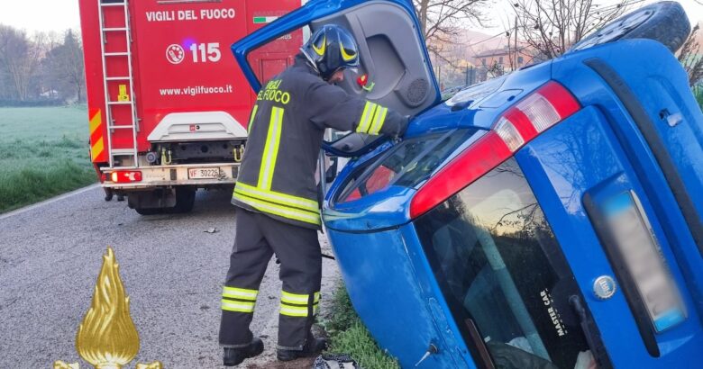 Incidente, ribalta, auto, donna, lamiere