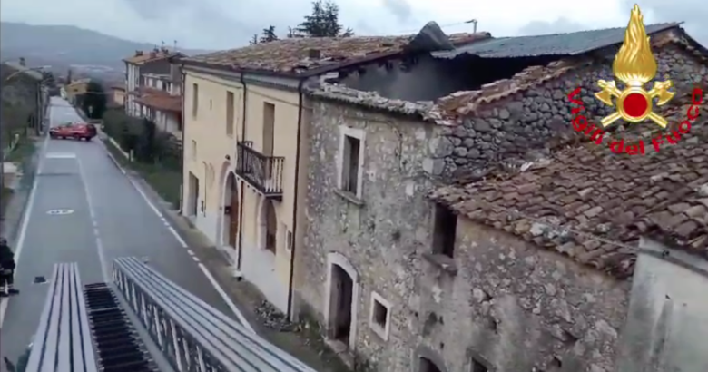 Maltempo, vento forte, divelto, tetto