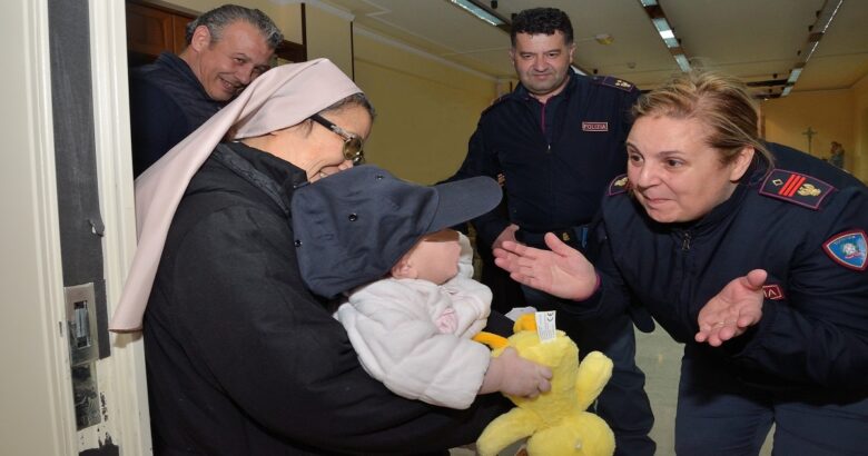Polizia, ragazzi, Figlie del Divino Zelo