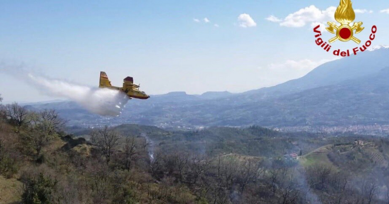 incendio castelmauro pompieri canadair
