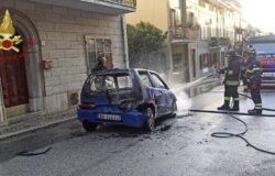 Auto in fiamme, Vigili del fuoco