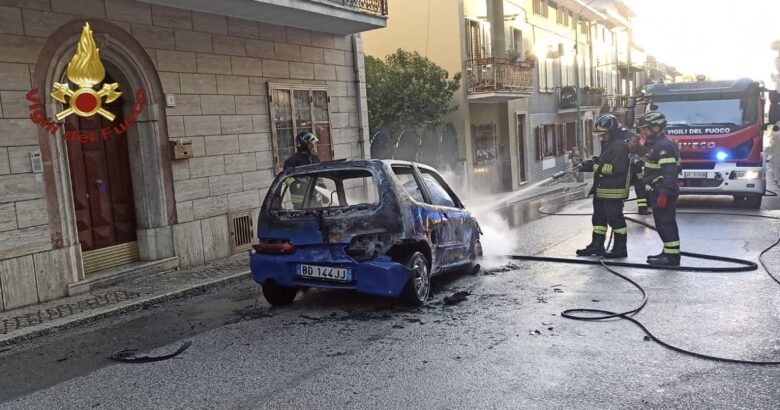 Auto in fiamme, Vigili del fuoco
