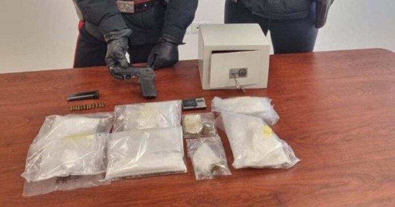 Detenzione illegale, armi, munizioni, stupefacenti, arrestati