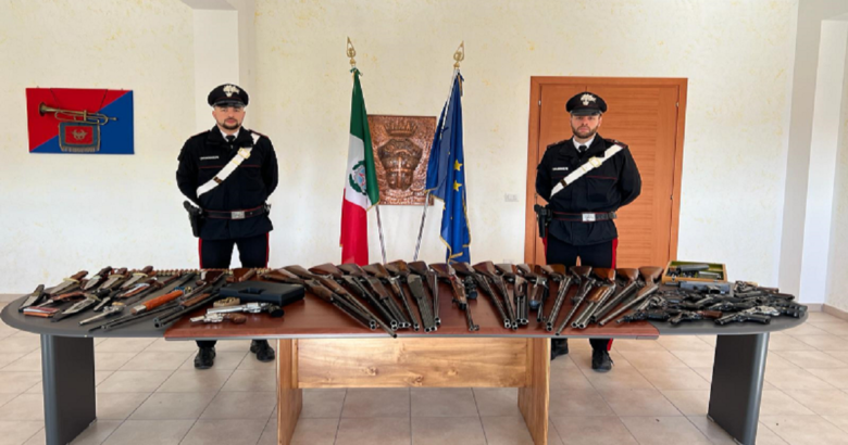 minaccia, moglie, pistola, Carabinieri, arsenale