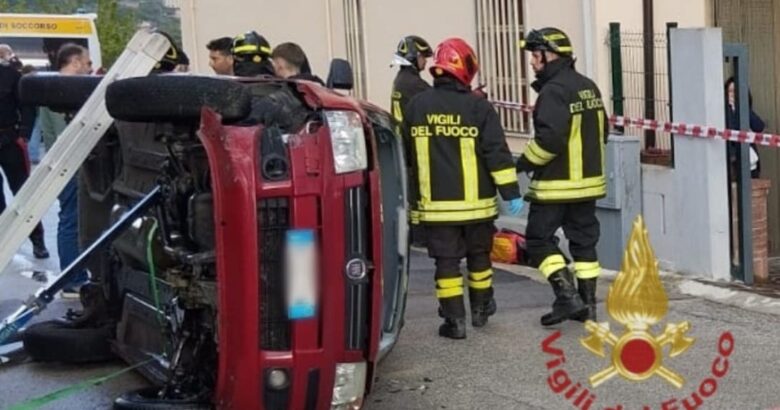 Auto, ribalta, feriti, ospedale