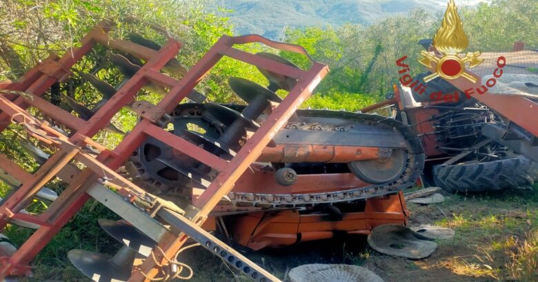 ribalta, trattore, muore, schiacciato, perde la vita