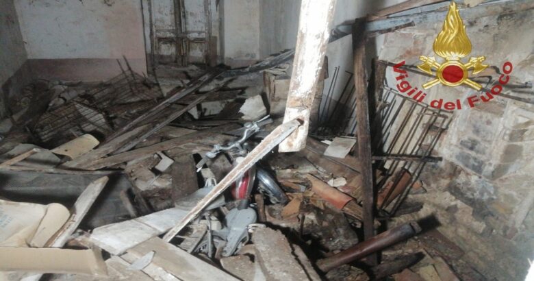 Crollo, tetto, casa, paura, paese