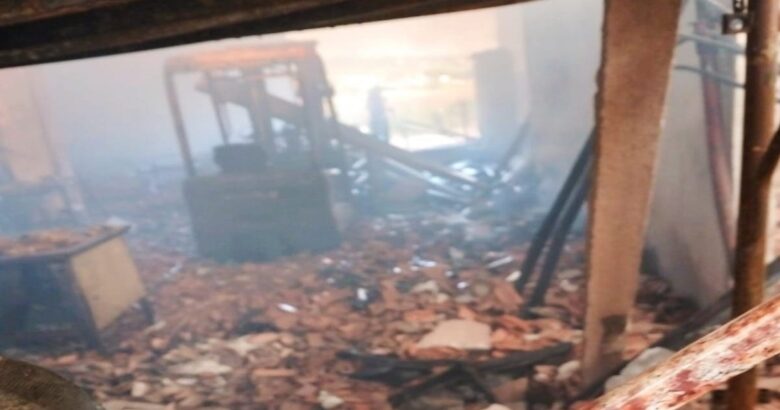 Incendio, notte, fiamme, capannone agricolo