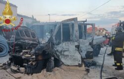 fiamme, furgone, deposito edile
