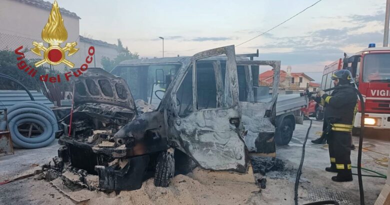 fiamme, furgone, deposito edile