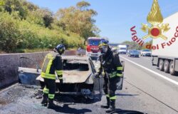 auto-in-fiamme-autostrada-a14-vigili-del-fuoco